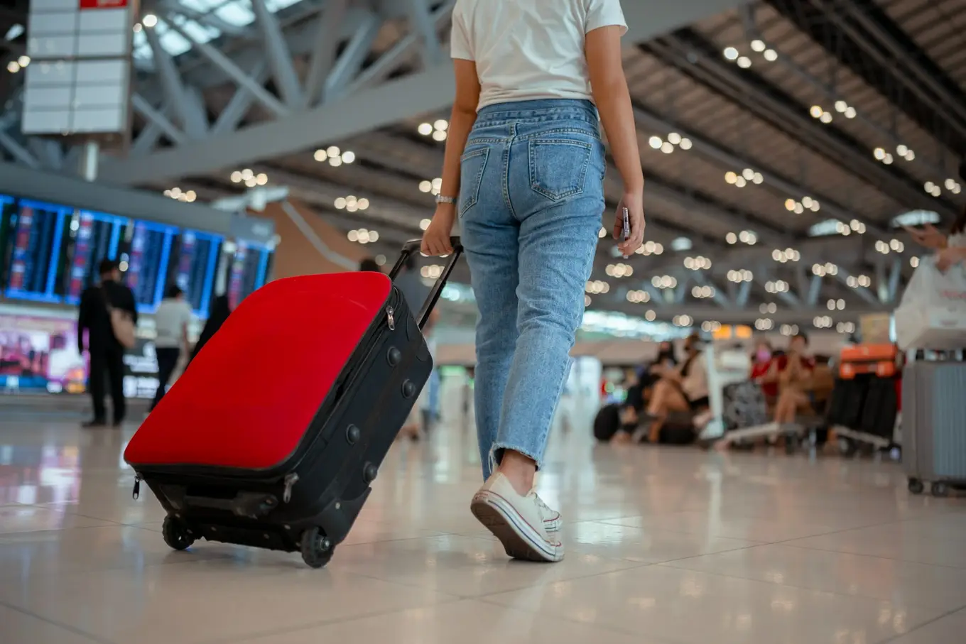 kobieta z walizką na lotnisku